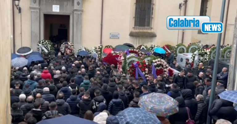 A San Luca è il giorno del dolore: oggi i funerali di Domenico e Antonella Romeo, Teresa Giorgi ed Elisa Pelle