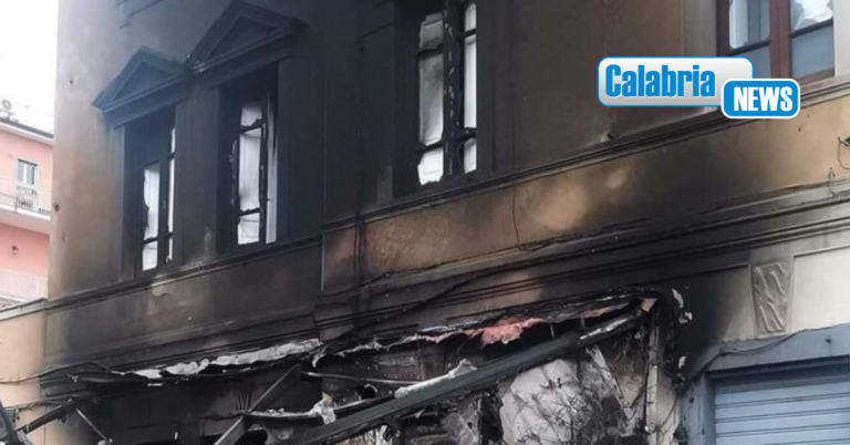 Tropea, incendio nella notte distrugge il ristorante ‘Little Italy’. Rogo interessa anche il palazzo