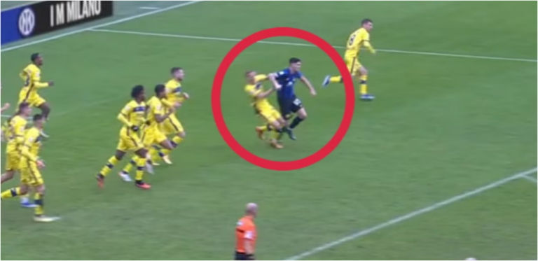 VIDEO-Inter-Verona, fallo di Bastoni e audio Var: “Ma fischia!”