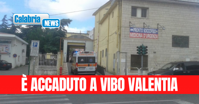 Insulta e schiaffeggia sanitari mentre lo trasportano in ambulanza al pronto soccorso