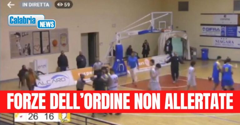 VIDEO-Basket, attimi di follia durante Catanzaro-Giarre: tifoso entra in campo e sferra pugno a giocatore ospite