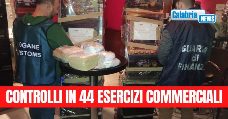 Gioco d’azzardo illegale: 13 denunce e 31 apparecchi sequestrati tra Catanzaro e Crotone