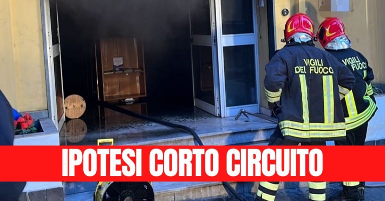 Incendio in un negozio a Lamezia Terme: Vigili del Fuoco al lavoro