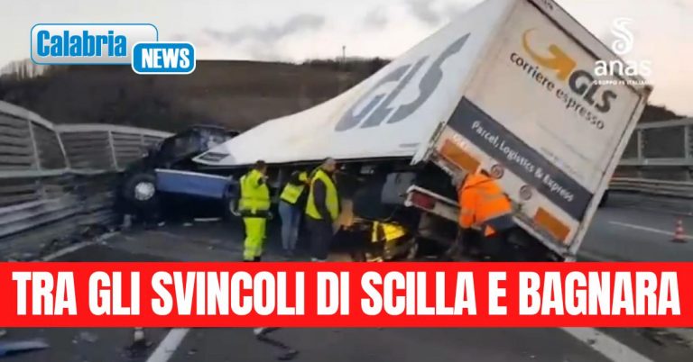 VIDEO-Calabria, Anas: chiusa carreggiata sull’A2 “Autostrada del Mediterraneo” a causa di un incidente di un mezzo pesante