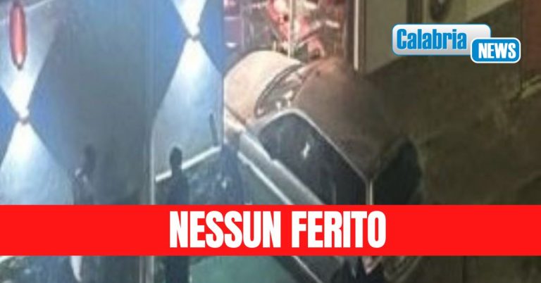 Corigliano-Rossano: auto sfonda la vetrata di un ristorante del centro