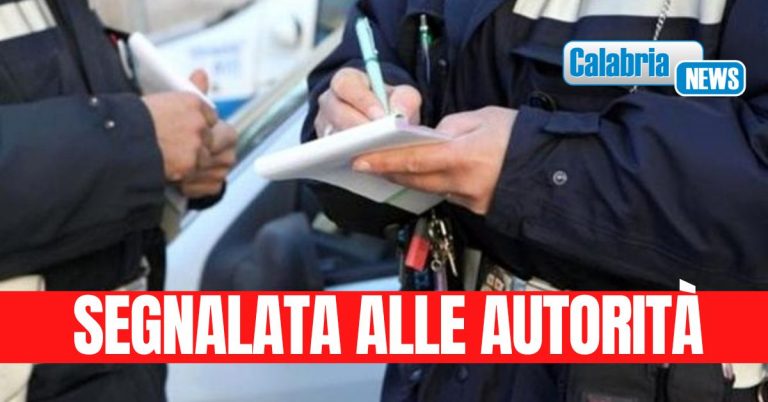 Parcheggia in divieto di sosta e aggredisce i vigili che le stavano facendo la multa: prognosi di 5 giorni per gli agenti