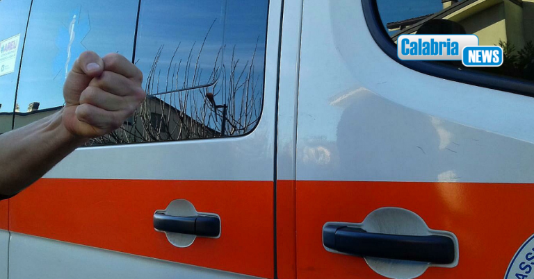 Medico e autista del 118 aggrediti nel Catanzarese: ad uno rotto il setto nasale