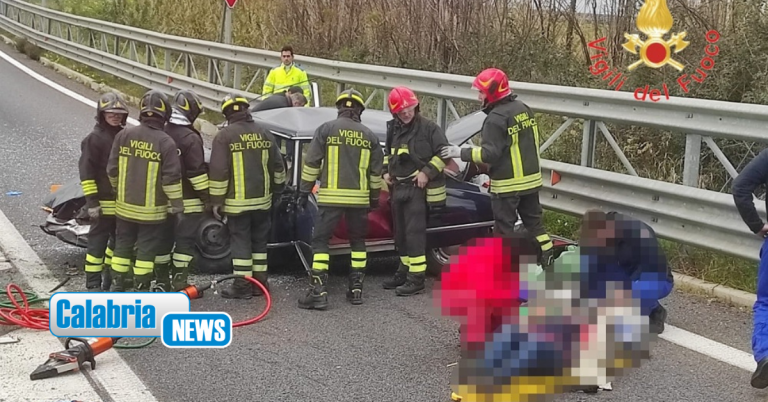 FOTO-Incidente autonomo svincolo A2 a Lamezia: un morto e tre feriti, coinvolto intero nucleo familiare