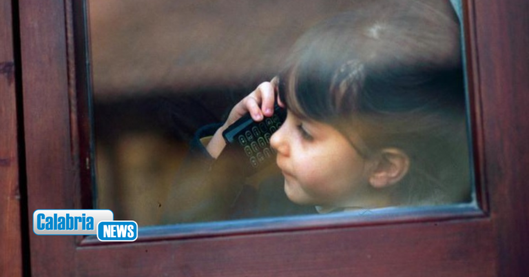 No a cellulari in classe alle elementari e medie anche per uso didattico. Si torna ai voti numerici