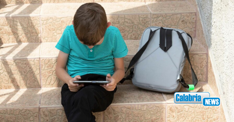 Scuola e stop cellulare in classe, esperto: “A 8-10 anni già tecnostressati”