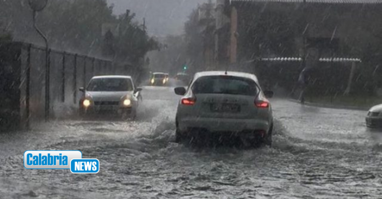 VIDEO-Bomba d’acqua si abbatte su Cariati: scuole chiuse, vigilanza e controlli continuano