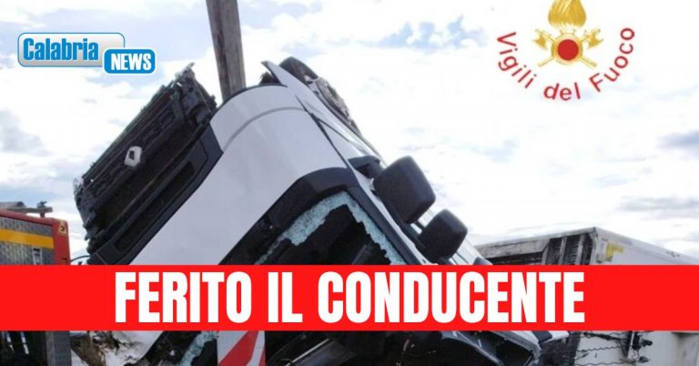 Camion si ribalta sulla A2: disagi nel cosentino