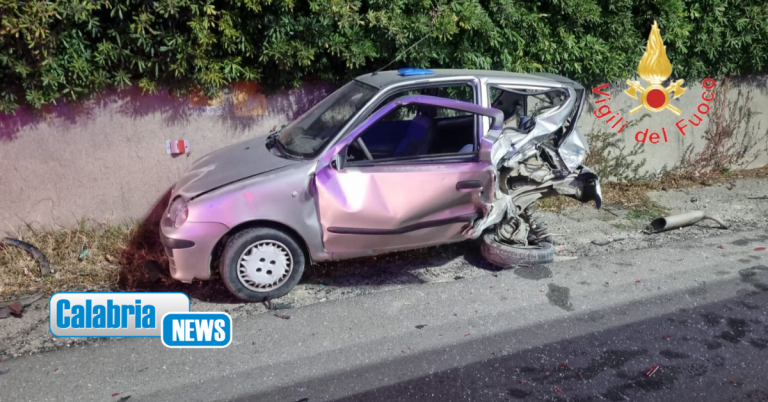 FOTO-Impatto tra due auto sulla SS106 nel Catanzarese: due feriti, uno portato in ospedale al “Pugliese”