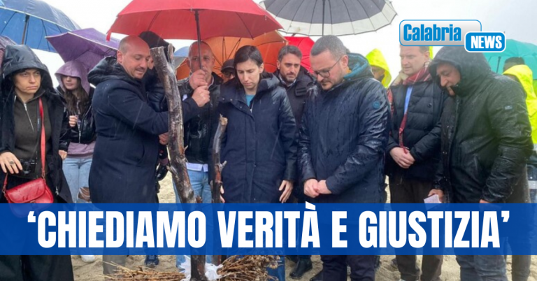 Strage Cutro, Schlein depone mazzo di fiori sul luogo del naufragio
