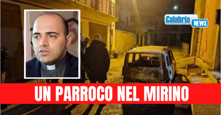 Dopo l’aggressione a testate, ignoti incendiano l’auto di don Giovanni Rigoli a Varapodio