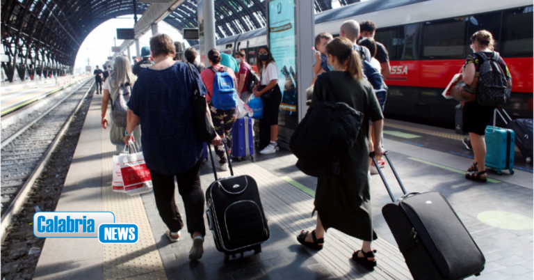 Trenitalia, stretta bagagli sulla Frecce: solo 2 a persona dal primo marzo. Ecco regole e misure