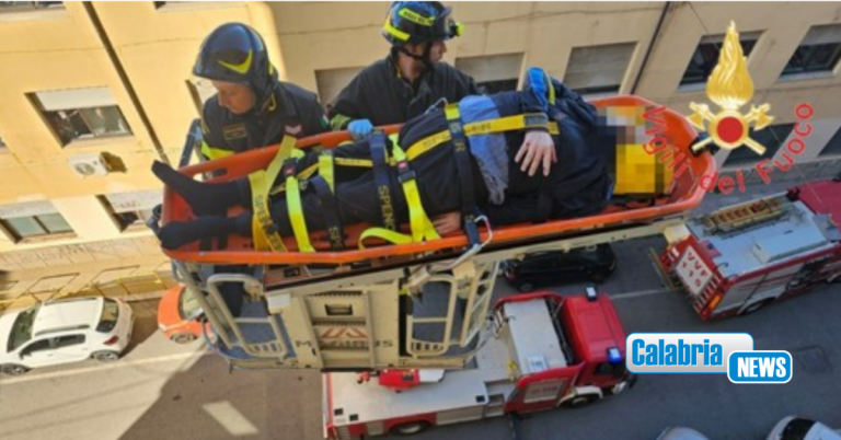 VIDEO-Crotone, ferito e bloccato in casa al quarto piano: salvato dai vigili del fuoco e dal 118