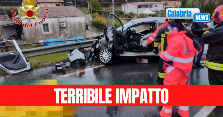 FOTO-Crotone, gravissimo incidente sulla SS 107: Due morti e due feriti in gravi condizioni