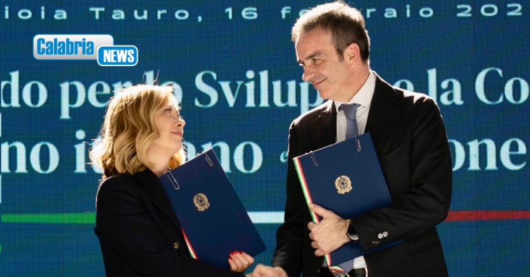 FOTO-Gioia Tauro, premier Meloni e Occhiuto firmano accordo per il fondo sviluppo e coesione