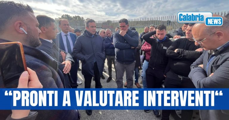 FOTO-Protesta trattori, Occhiuto: “subito tavolo Regione-agricoltori”
