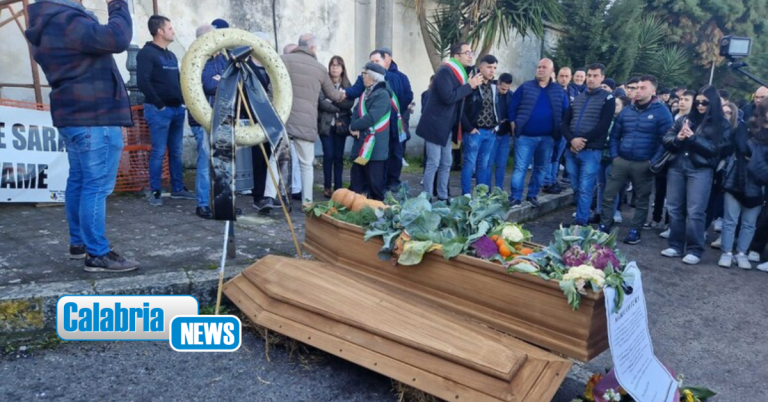Protesta trattori, inscenato ‘funerale’ comparto agricoltura davanti al cimitero di Polistena