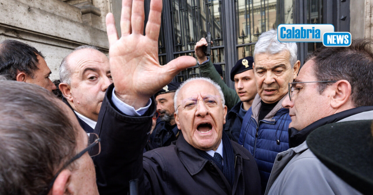 Meloni dalla Calabria invita De Luca a lavorare e lui: “Senza soldi non si lavora, str..za”