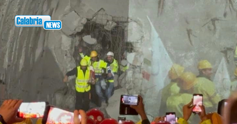 Terzo megalotto SS 106: abbattuto oggi il diaframma della canna sud della Galleria Roseto 1