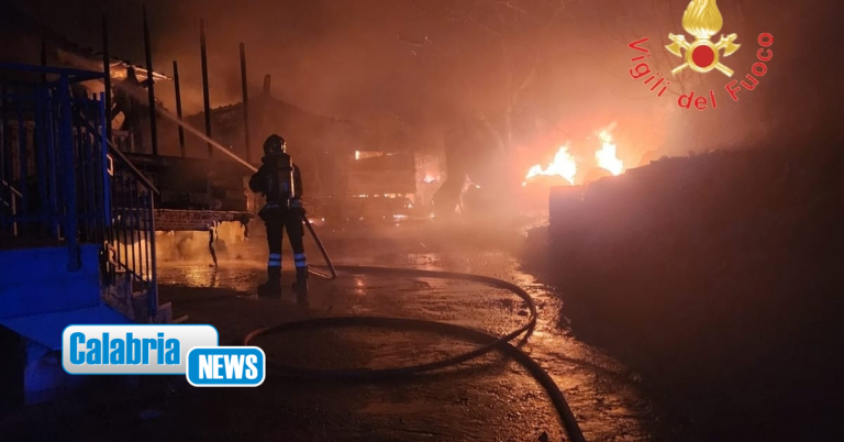 San Benedetto Ullano, incendio nella notte in azienda di legname: indagini sulle cause