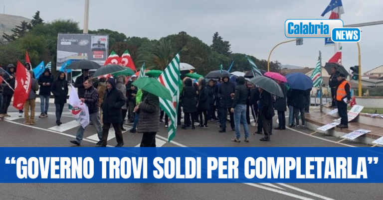 Sit-in sulla SS 106: Mobilitazione Cgil, Cisl e Uil nel crotonese e in altre 3 tratti