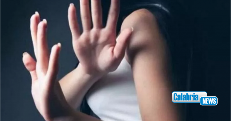 Schiaffi la figlia che posta foto osè a 12 anni, mamma assolta: “Non è reato, se serve a educare”