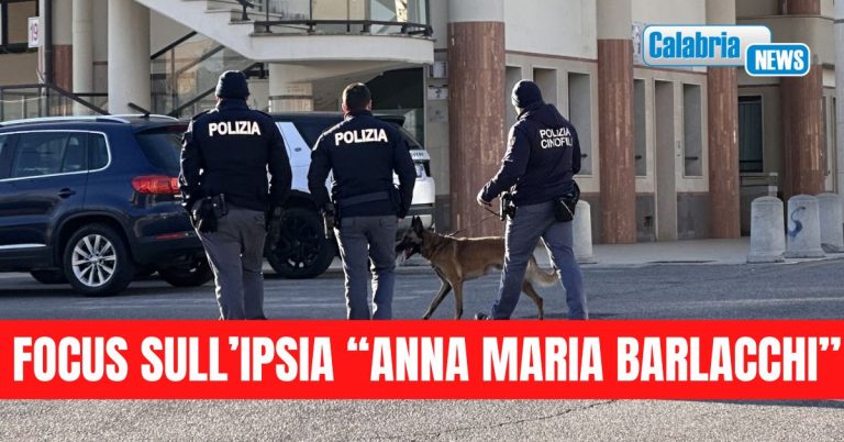 FOTO- Crotone: controlli antidroga della Polizia nelle scuole