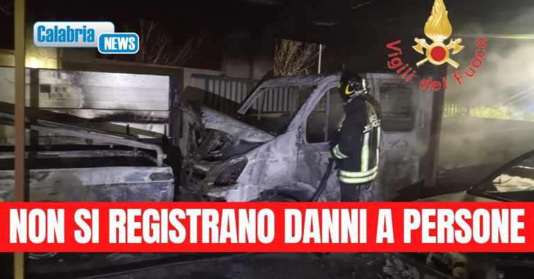 VIDEO-Cinque automezzi di una ditta edile in fiamme nel Catanzarese: non si esclude la matrice dolosa