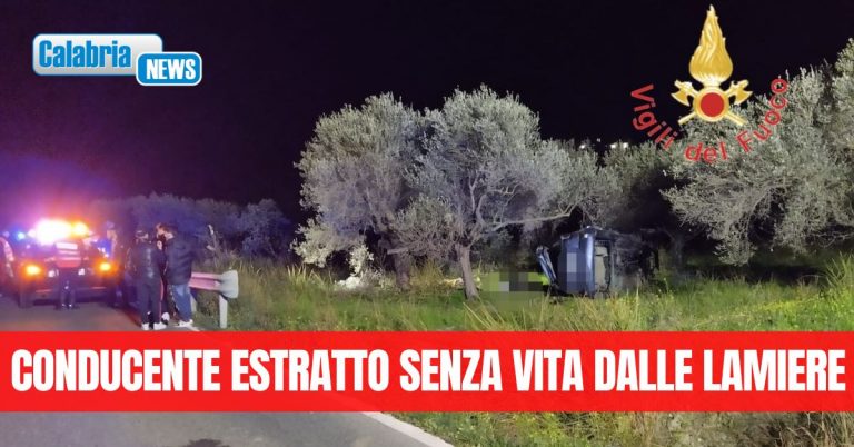 Ancora un incidente sulla SS106: auto finisce fuori dalla carreggiata e si ribalta