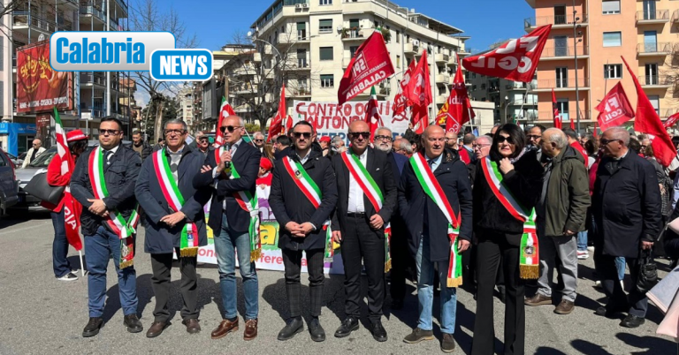 FOTO-Cosenza, in piazza per dire No all’autonomia differenziata. Sposato: ‘aumenteranno le disuguaglianze’