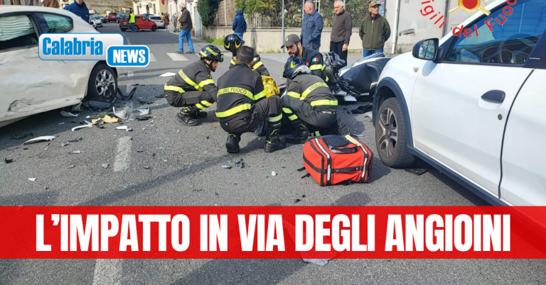 Catanzaro, incidente tra due autovetture e una moto: il centauro trasportato in ospedale