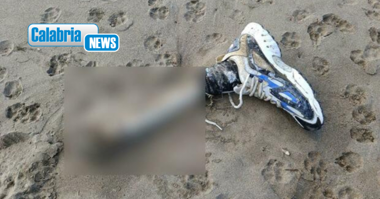 Resti umani sulla spiaggia a Santa Maria di Ricadi, stesse calze e scarpa di quelli di Capaccio Paestum