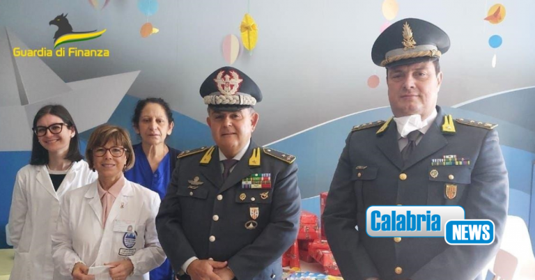 Catanzaro, visita della Guardia di Finanza ai piccoli pazienti di Oncologia pediatrica del “Pugliese”