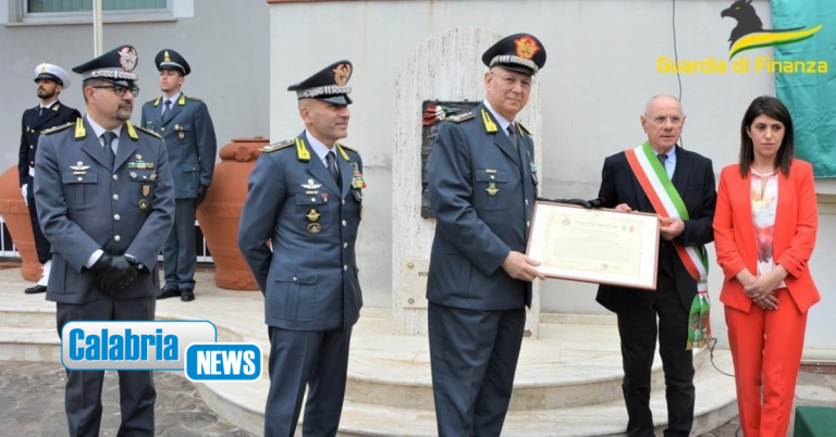 FOTO-Gioia Tauro, conferita la Cittadinanza Onoraria alla Guardia di Finanza