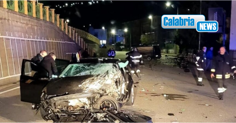 Guardia Piemontese, auto piomba nella notte contro mezzo parcheggiato: 4 feriti, grave un 22enne