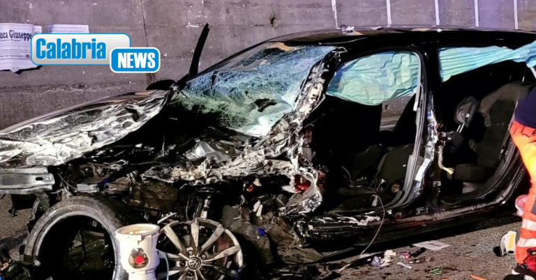 Guardia Piemontese, tre 20enni in rianimazione: auto impatta contro un furgone parcheggiato