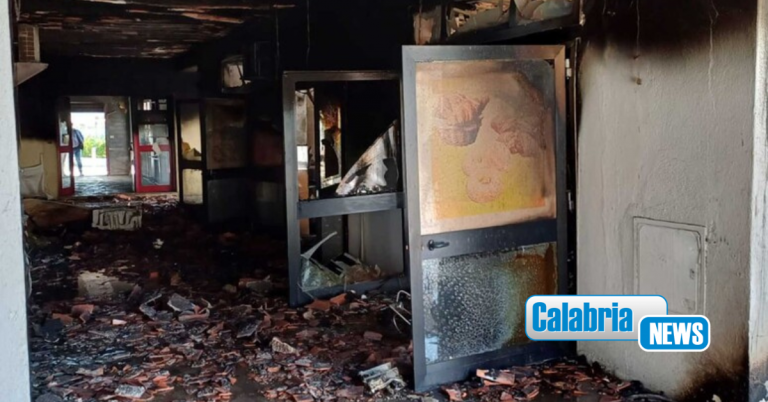 Incendiata yogurteria a Marina di Sibari: rogo è di natura dolosa, danni anche a locali vicini