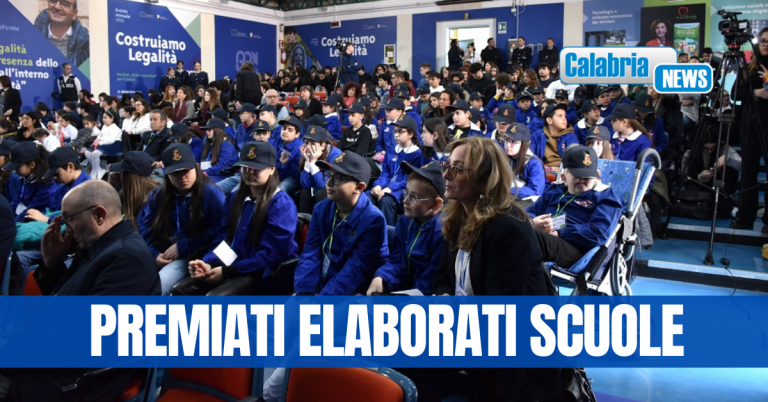 FOTO-Crotone, all’ Istituto “Pertini-Santoni“ la giornata conclusiva del progetto “Pretendiamo Legalità“