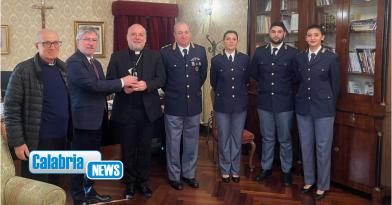 Crotone, la Polizia di Stato dona l’olio di Capaci all’Arcivescovo Panzetta