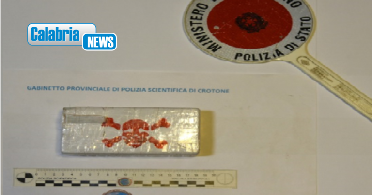 Crotone, sequestrato mezzo chilo di eroina: era nascosta in muro contenimento torrente Esaro