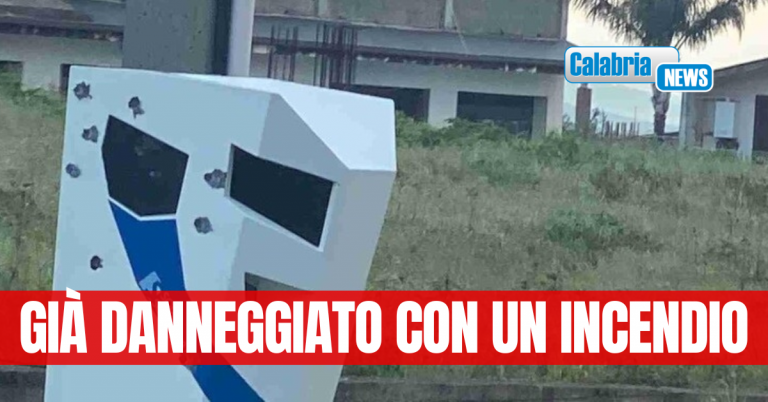 Autovelox danneggiato a Palmi: ignoti lo bersagliano con 30 colpi d’arma da fuoco