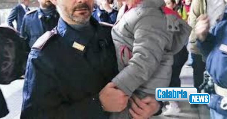 Castrovillari, bimbo di 6 anni si smarrisce: i poliziotti lo rassicurano e lo riportano dalla mamma