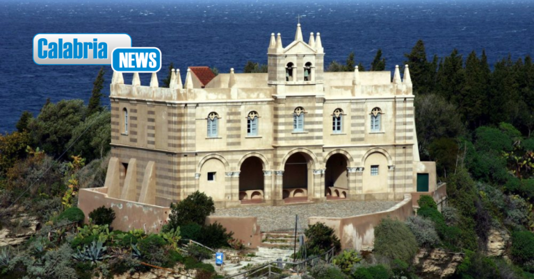 Il Santuario di Santa Maria dell’Isola di Tropea tra le 20 chiese più belle d’Italia