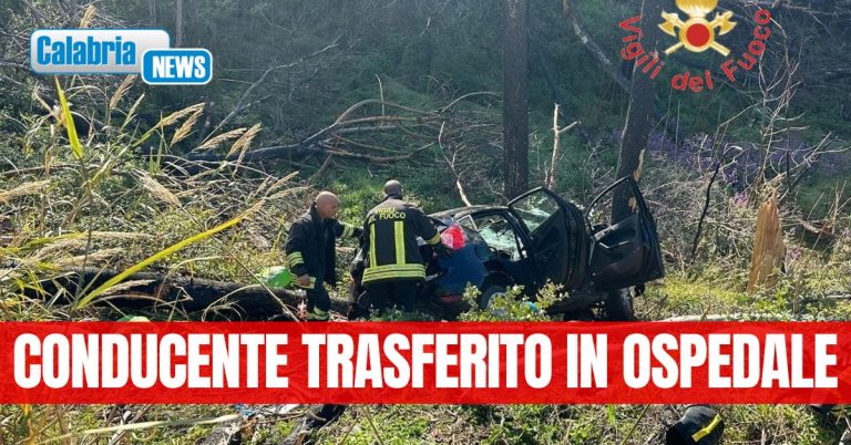 Catanzaro: auto finisce in un burrone di oltre 100 metri