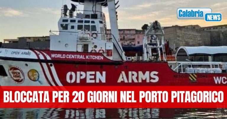 Caricata con tonnellate di cibo a Crotone: la nave Open Arms in viaggio verso Gaza