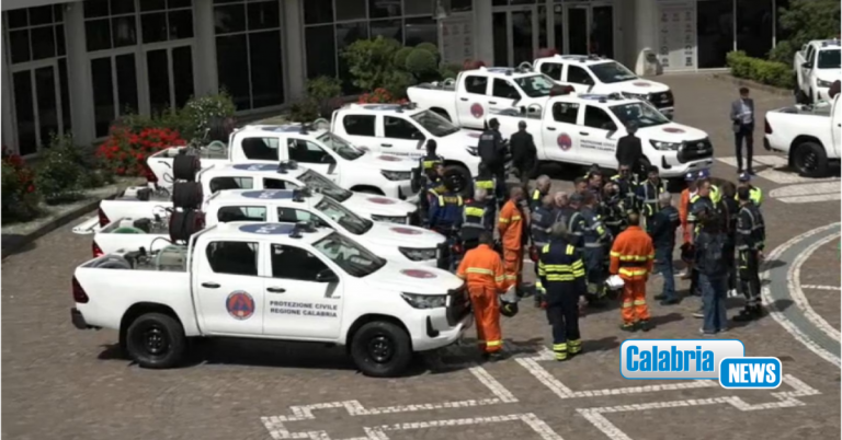 Lotta agli incendi: consegnati ai volontari di protezione civile nuovi mezzi pick-up 4×4